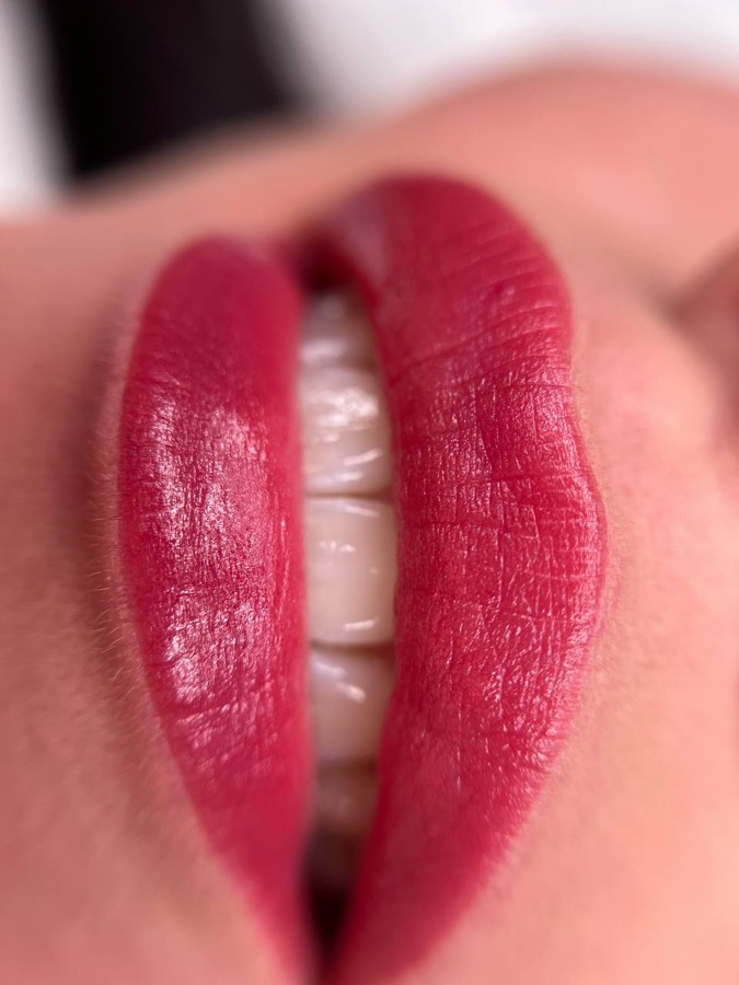 Permanentní make-up rtů — sytý odstín, Vesna